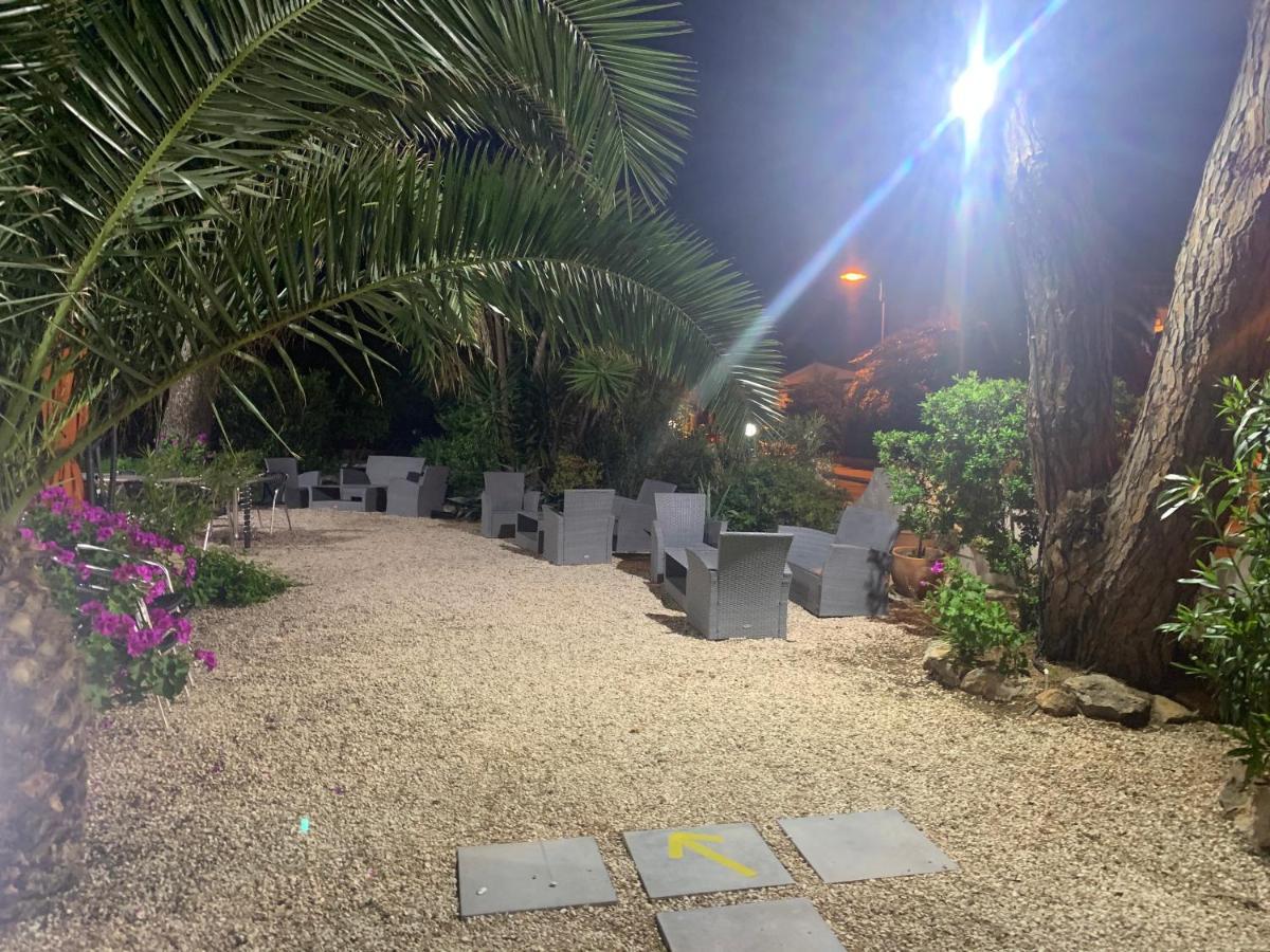Logis Hotel Restaurant Le Kalliste Hyeres Exterior photo